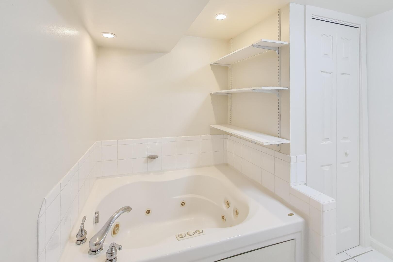 828 Dell Road Northbrook, IL 60062 - Photo 25 of 37 a bathroom with a bathtub