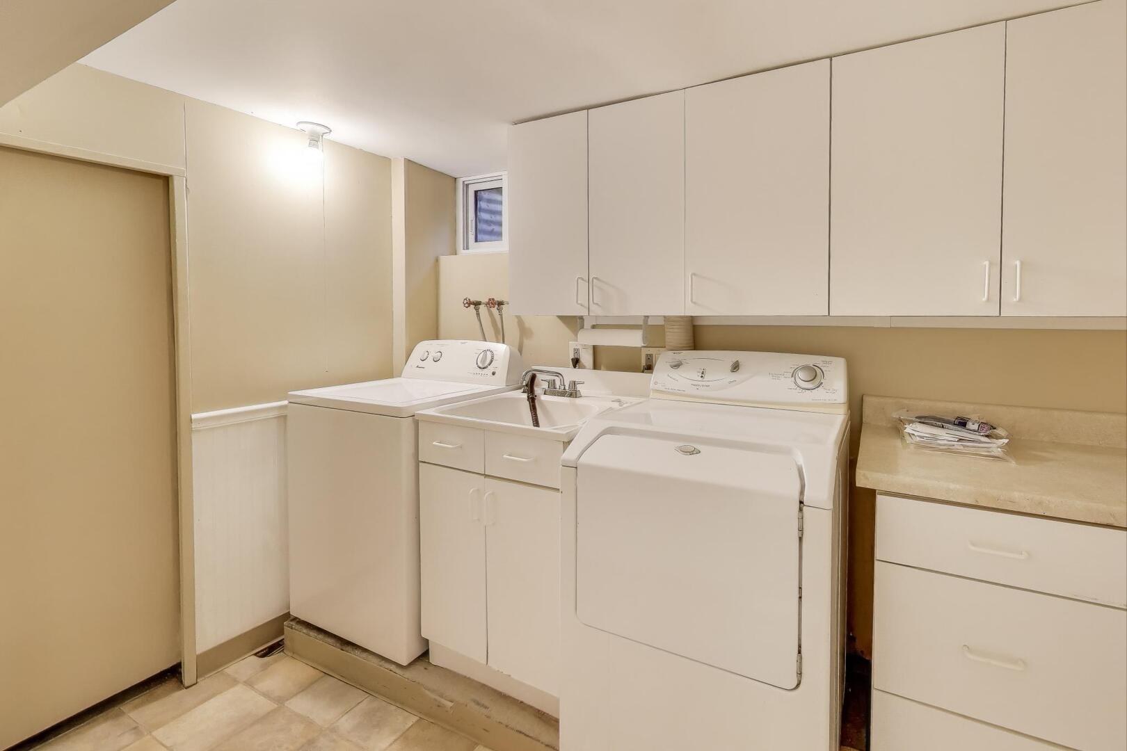 828 Dell Road Northbrook, IL 60062 - Photo 27 of 37 a utility room with dryer and washer