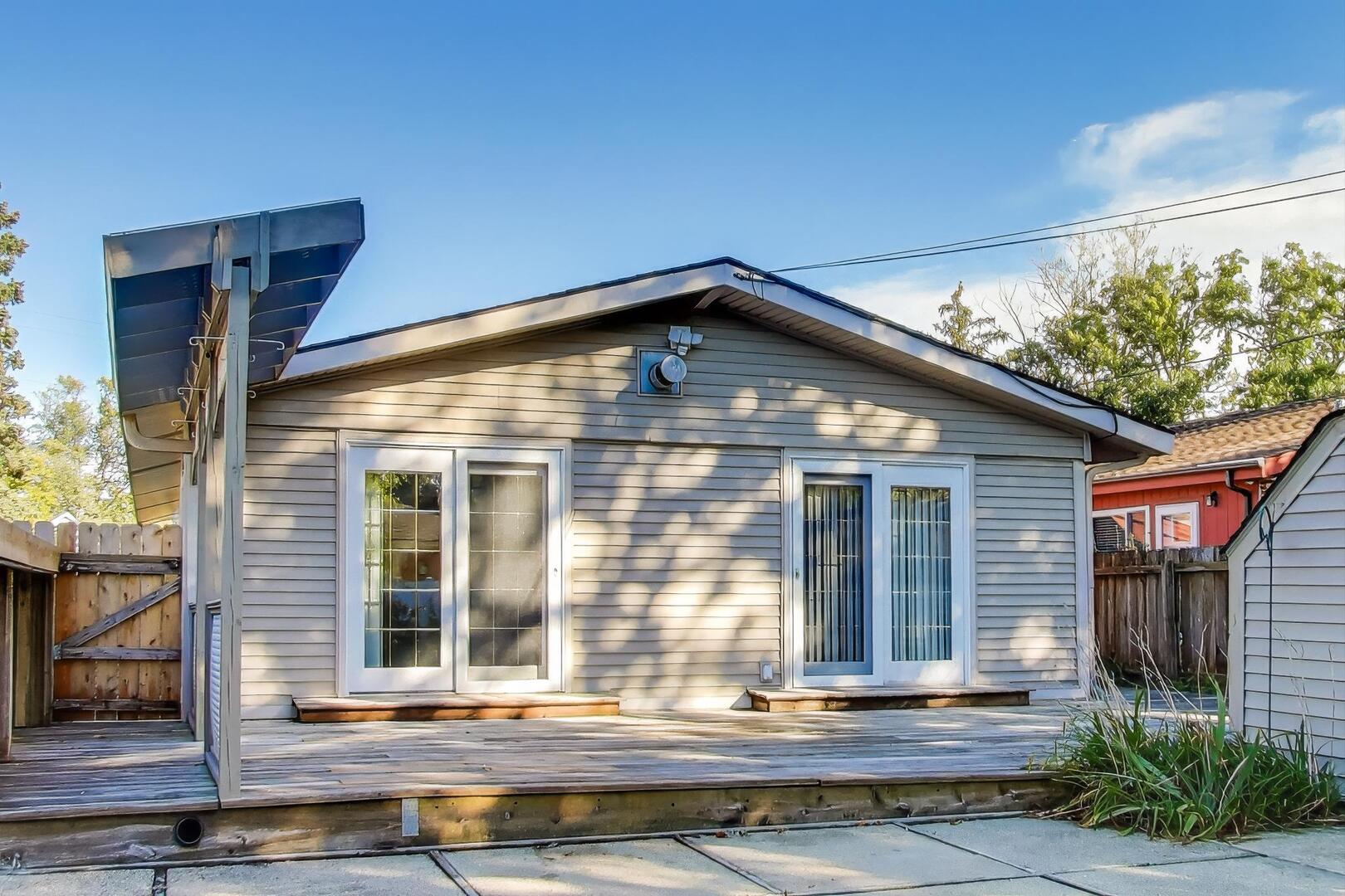828 Dell Road Northbrook, IL 60062 - Photo 29 of 37 a front view of a house with porch