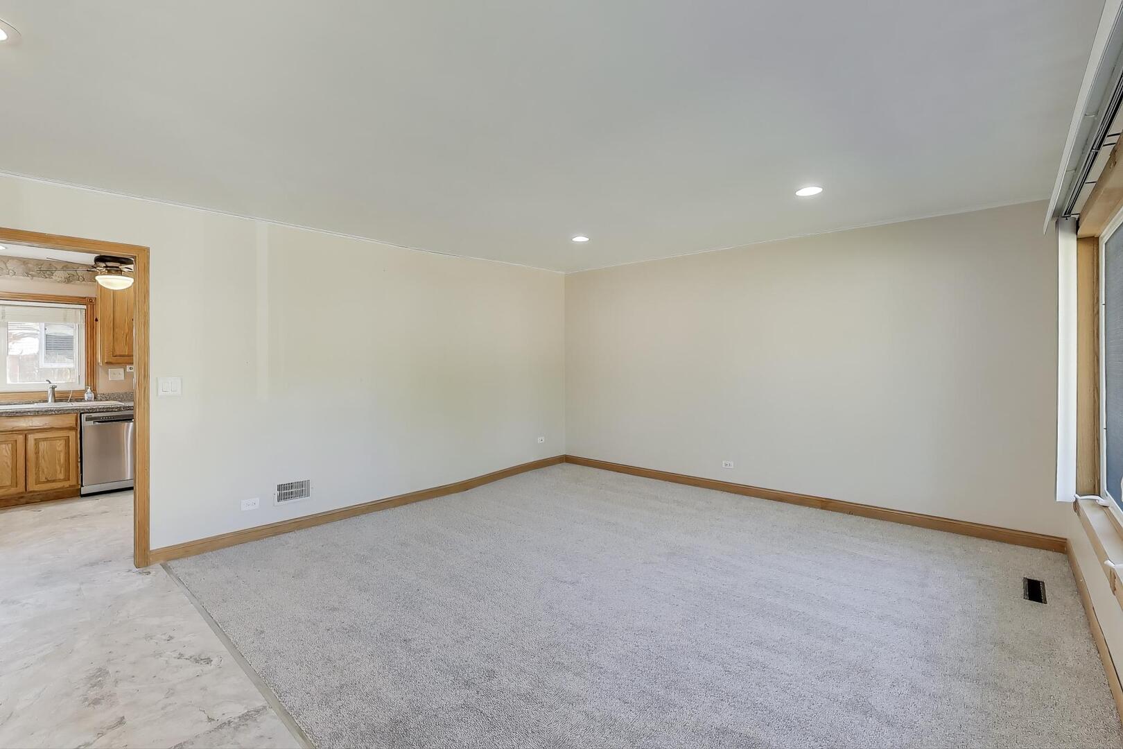 828 Dell Road Northbrook, IL 60062 - Photo 4 of 37 a view of empty room