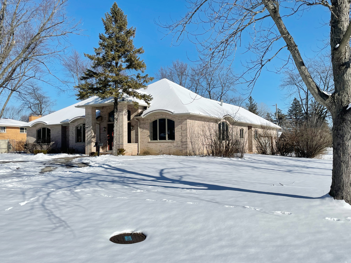 325 Red Oak Road Northbrook, IL 60062 - Photo 3 of 17 a view of a white house