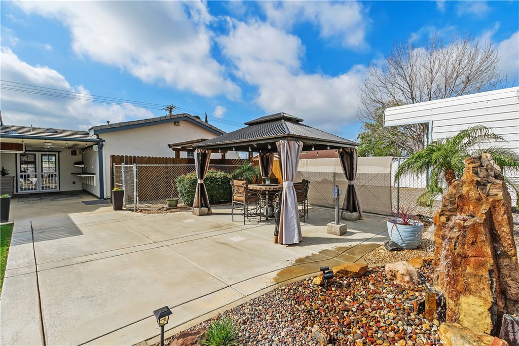 34990 County Line Road Yucaipa, CA 92399 - Photo 38 of 51 a front view of a house with a porch