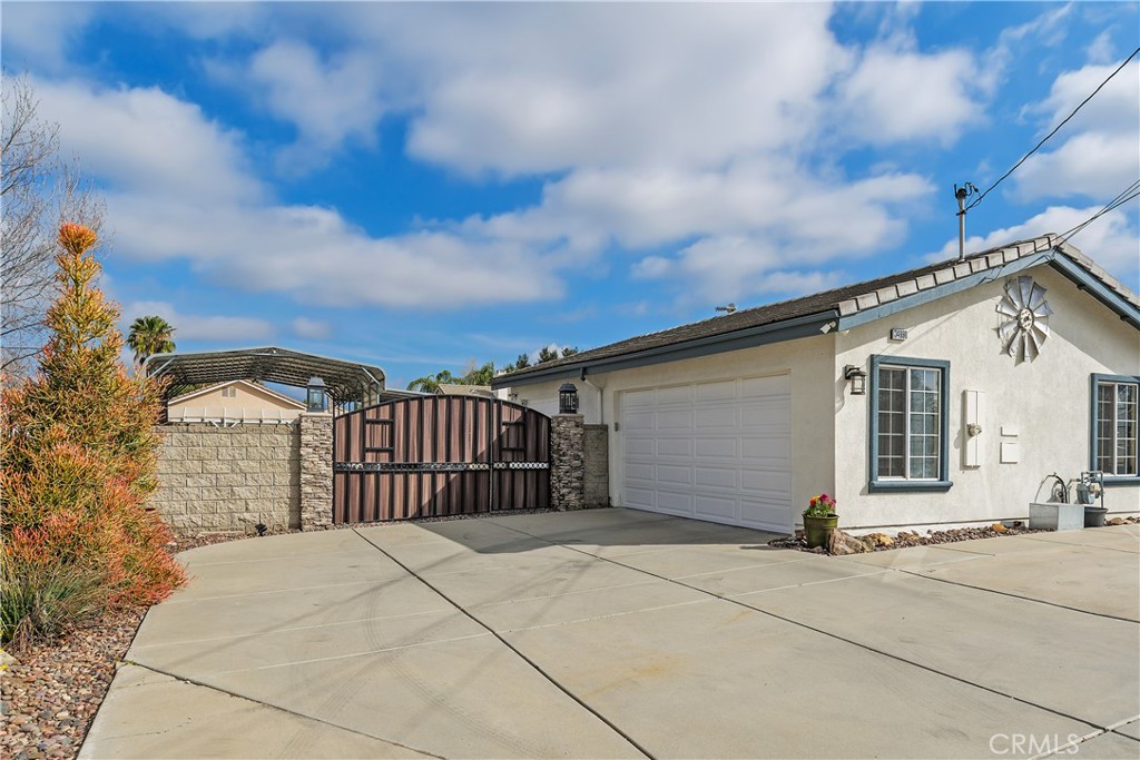 34990 County Line Road Yucaipa, CA 92399 - Photo 4 of 51 a view of a house with a wooden fence