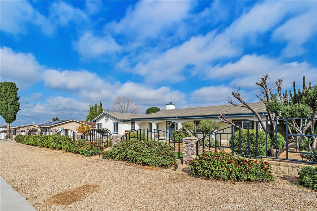 34990 County Line Road Yucaipa, CA 92399 - Photo 51 of 51 a view of a garden with plants and wooden fence