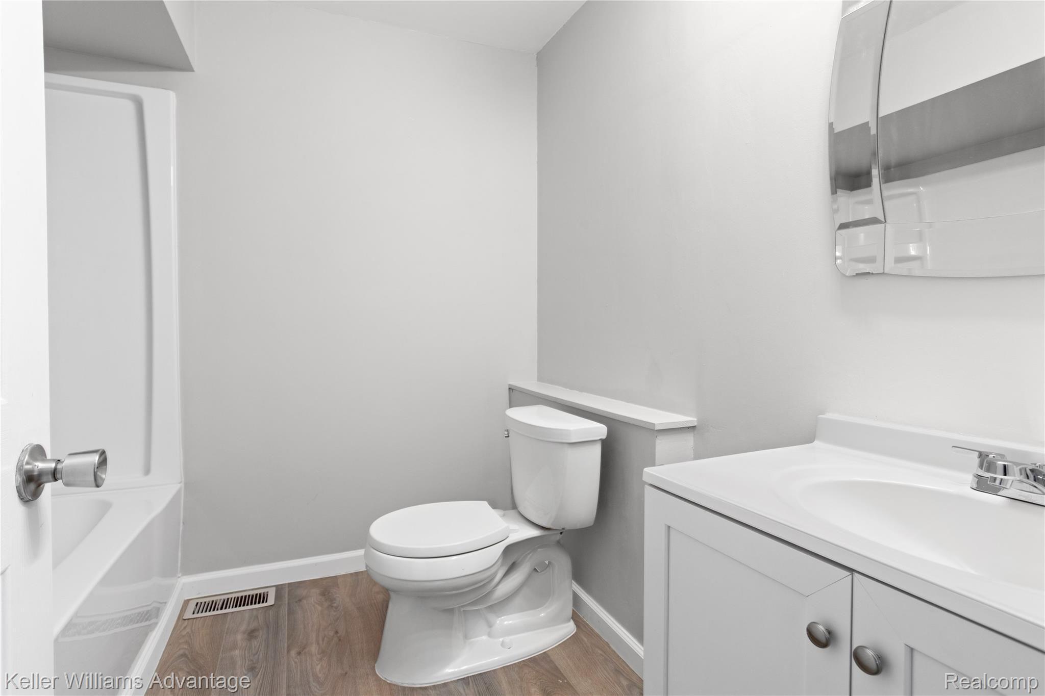 31721 Ecorse Road Romulus, MI 48174 - Photo 13 of 25 Bathroom