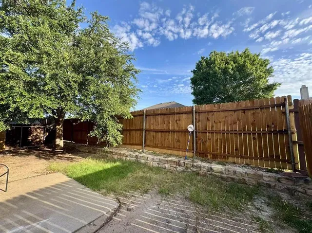 a view of a backyard