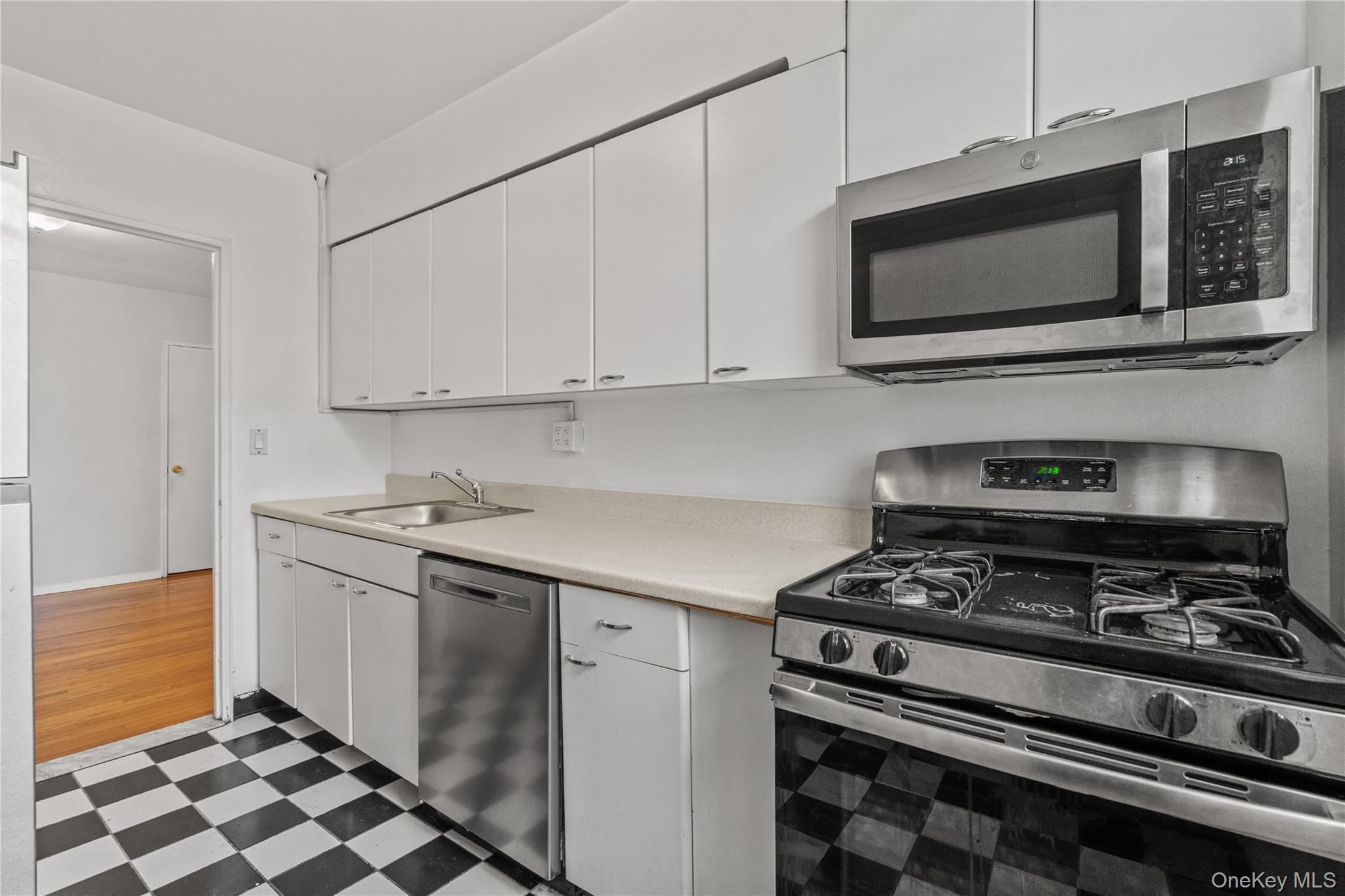 720 Pelham Road, Unit 4J New Rochelle, NY 10805 - Photo 13 of 28 Gallery Image 13