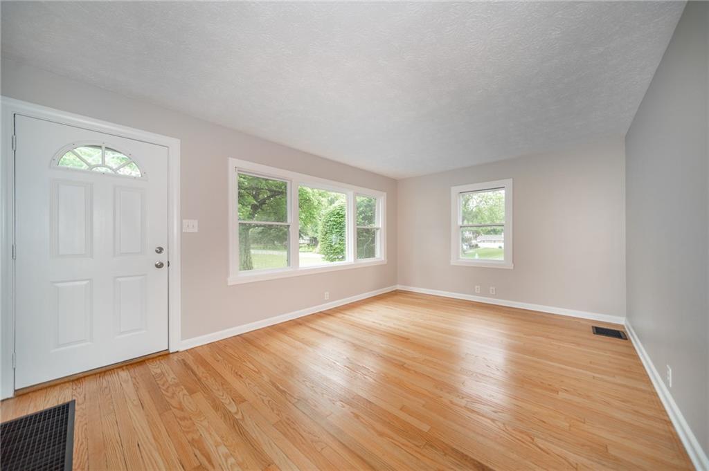 290 West Roberts Road Indianapolis, IN 46217 - Photo 13 of 24 Gallery Image 13