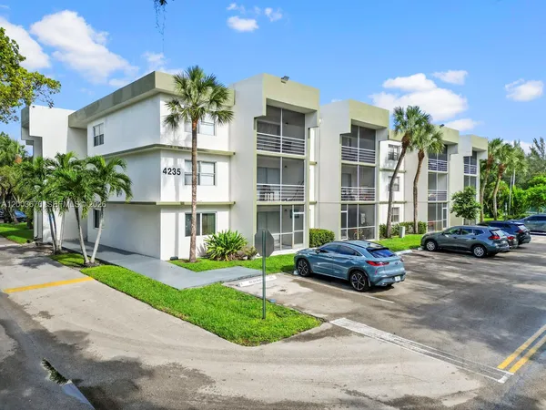 $2,000 | 4235 North University Drive, Unit 312, Sunrise, FL 33351