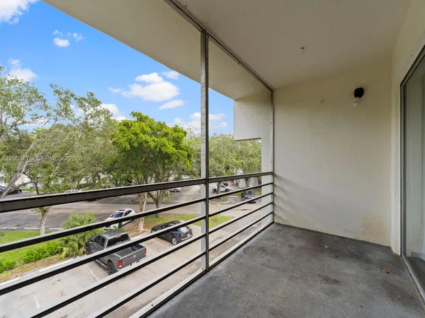 $2,000 | 4235 North University Drive, Unit 312, Sunrise, FL 33351