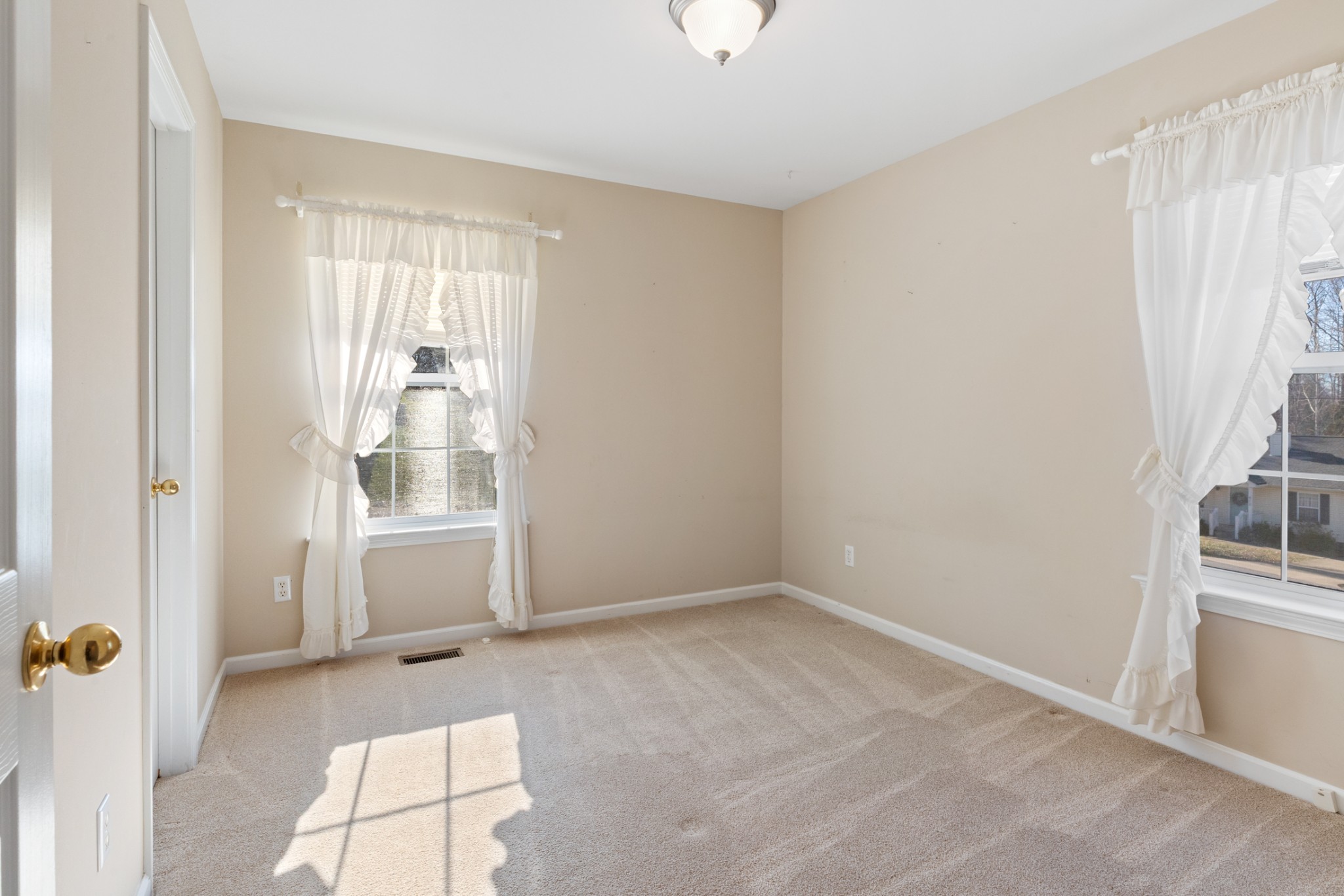101 Garden View Court Dickson, TN 37055 - Photo 17 of 33 an empty room with windows