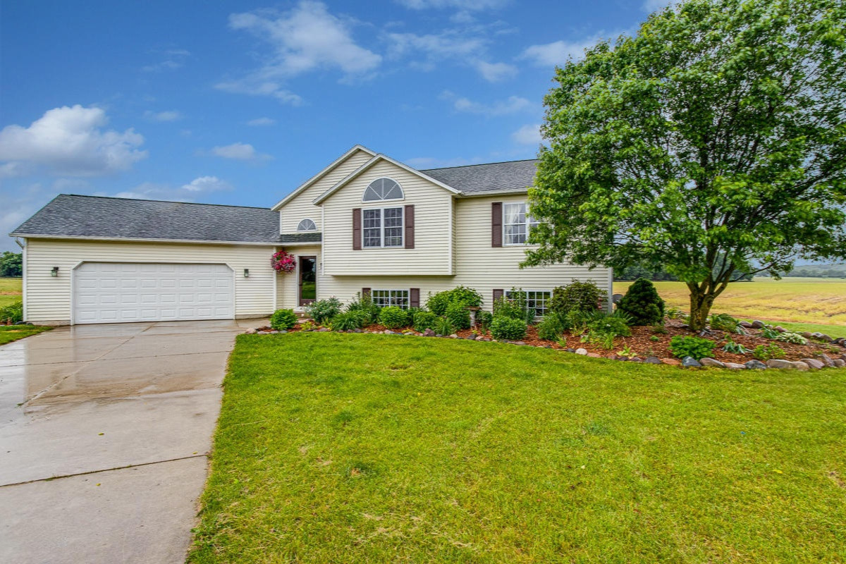 2775 Eckert Road Freeport, MI 49325 - Photo 2 of 43 002-IMG_0576ENF