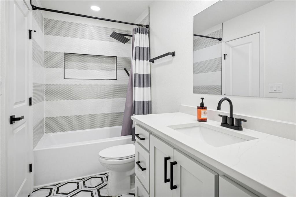 6030 Blue Mist Lane Dallas, TX 75248 - Photo 22 of 29 a bathroom with a sink a toilet and a bathtub