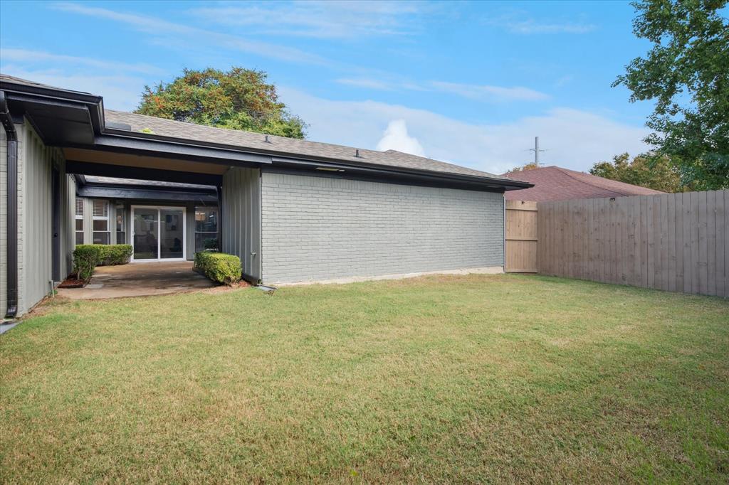 6030 Blue Mist Lane Dallas, TX 75248 - Photo 25 of 29 a backyard of a house