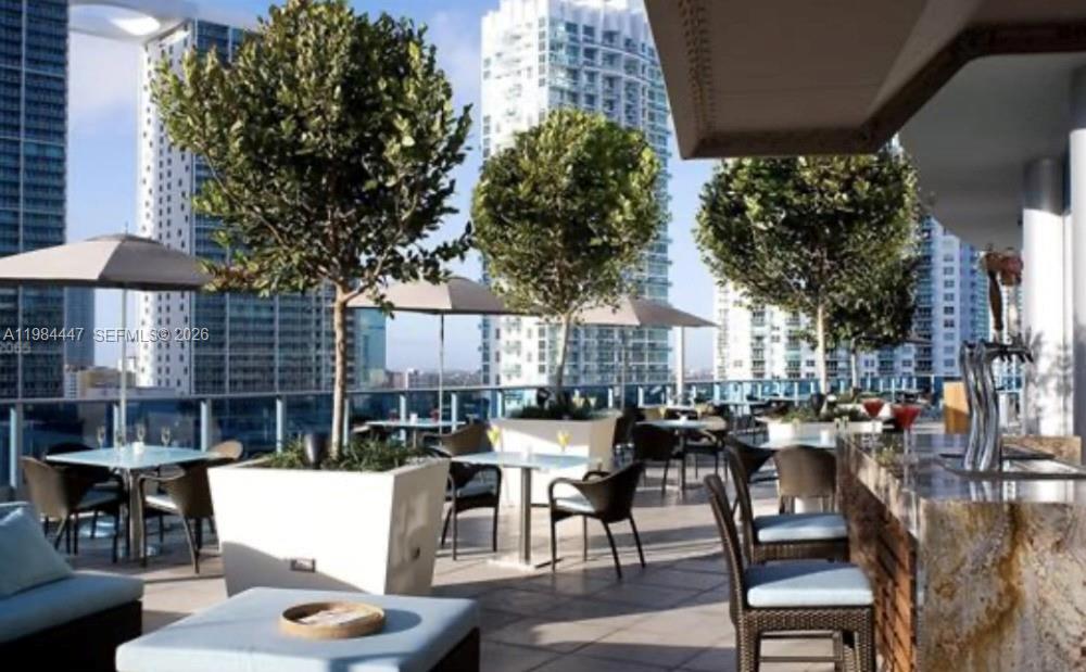 200 Biscayne Blvd Way, Unit 3610 Miami, FL 33131 - Photo 34 of 35 Pool deck /Area 31 restaurant