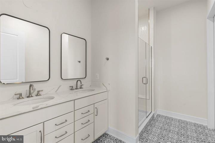 43290 Greeley Square Ashburn, VA 20148 - Photo 17 of 39 a bathroom with 2 sink and a mirror