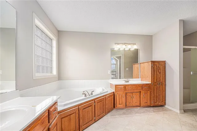 $379,900 | 4004 Southwest Evergreen Lane, Lee's Summit, MO 64082