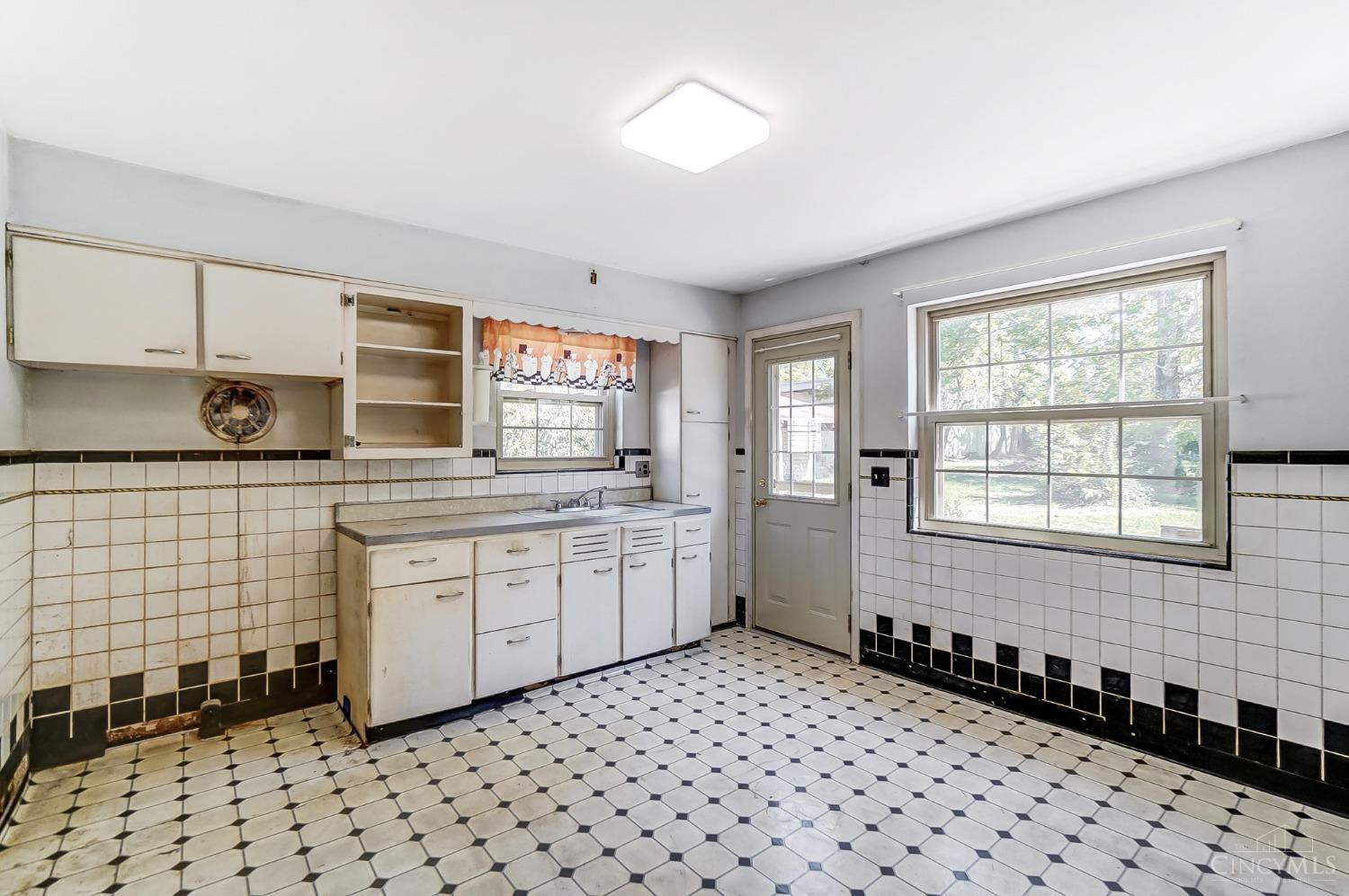 7884 Pippin Road Cincinnati, OH 45239 - Photo 10 of 39 Gallery Image 10