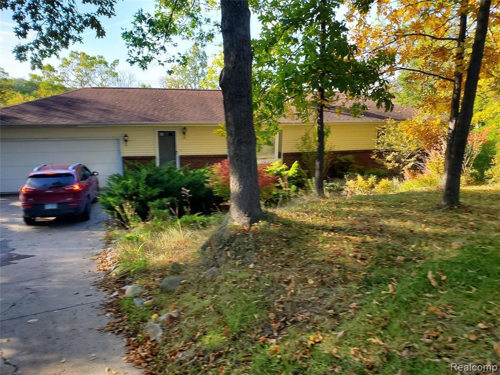 2525 Faussett Road Howell, MI 48855 - Photo 1 of 30