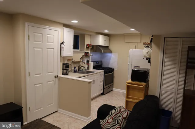 $2,300 | 11202 Troy Road, Rockville, MD 20852