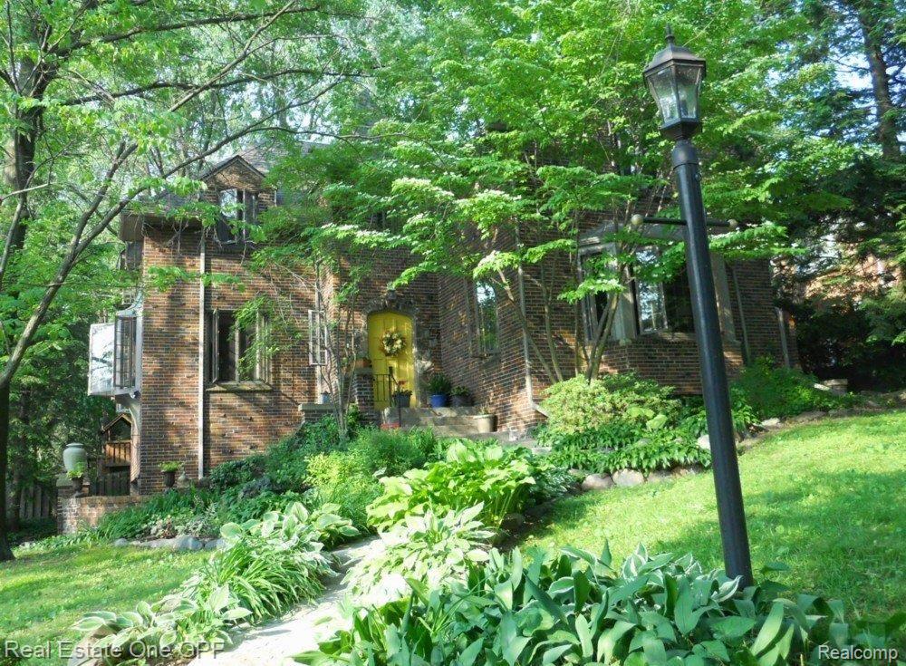 242 Merriweather Road Grosse Pointe, MI 48236 - Photo 1 of 23 242 Merriweather