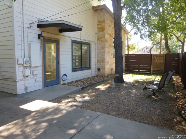 a view of a house with backyard