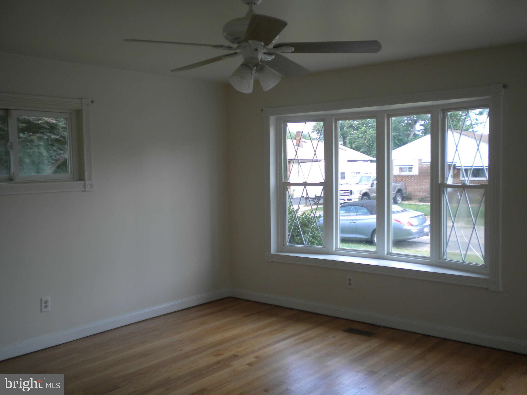 174 Kenwood Road Pasadena, MD 21122 - Photo 9 of 21 Living Room