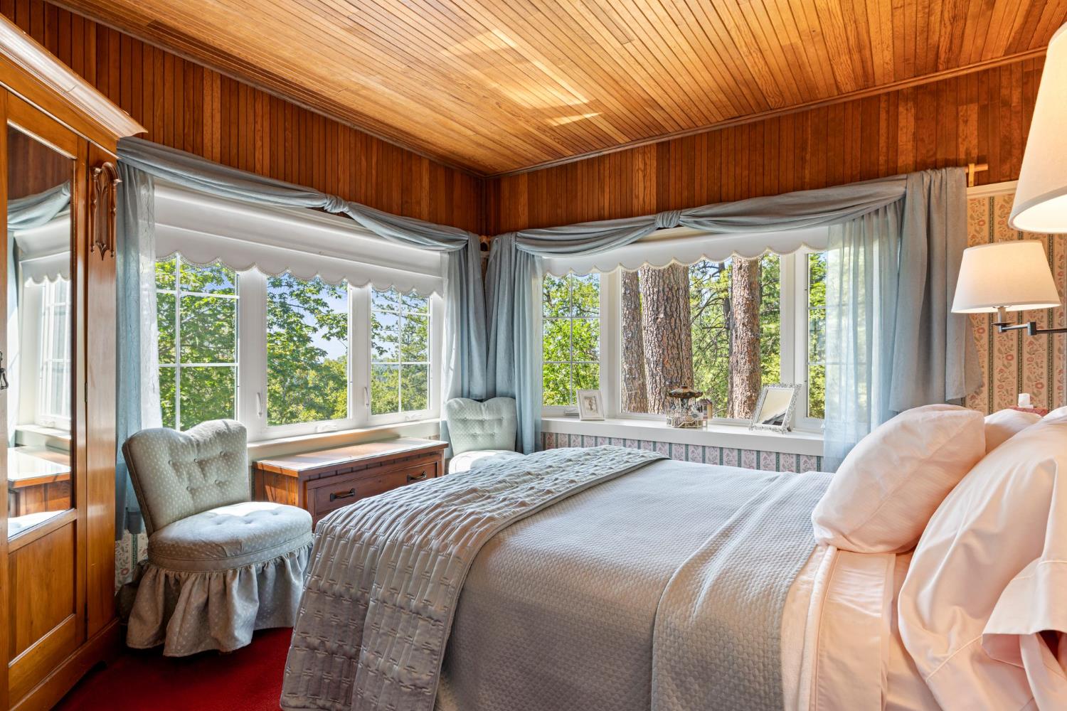 5821 Spanish Flat Road Placerville, CA 95667 - Photo 23 of 97 a bedroom with a bed and a couch