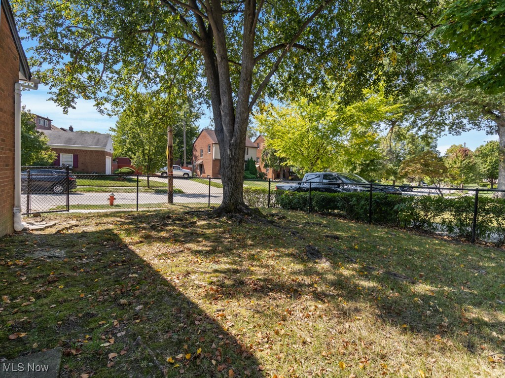2348 Saybrook Road Cleveland, OH 44118 - Photo 7 of 37