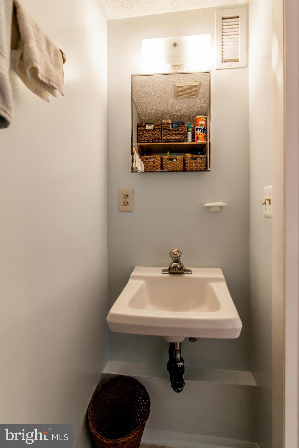 12519 Cross Ridge Way Germantown, MD 20874 - Photo 14 of 27 1/2 Bath