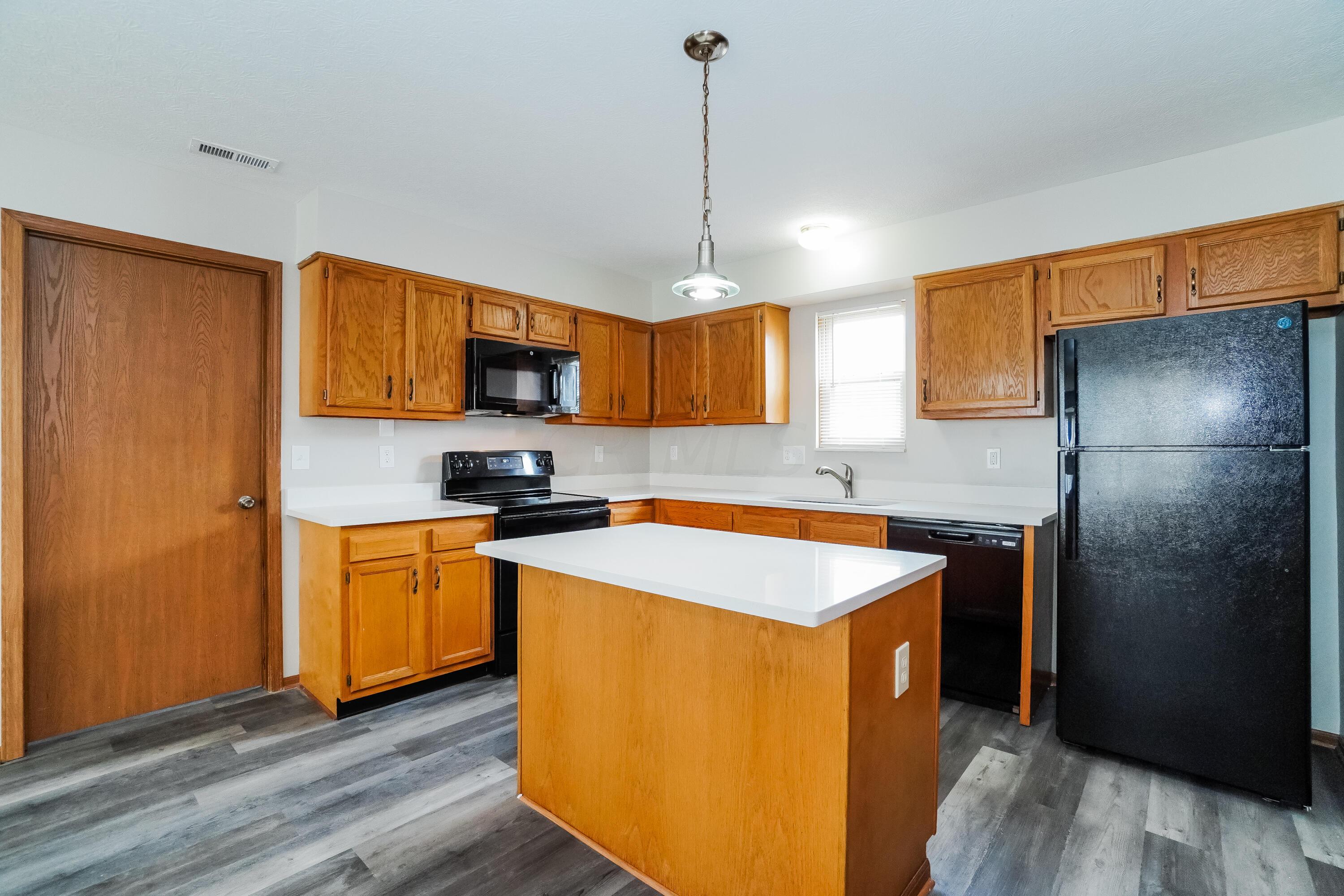 411 Lockbay Road Commercial Point, OH 43116 - Photo 8 of 17 024-photo-kitchen-12930859