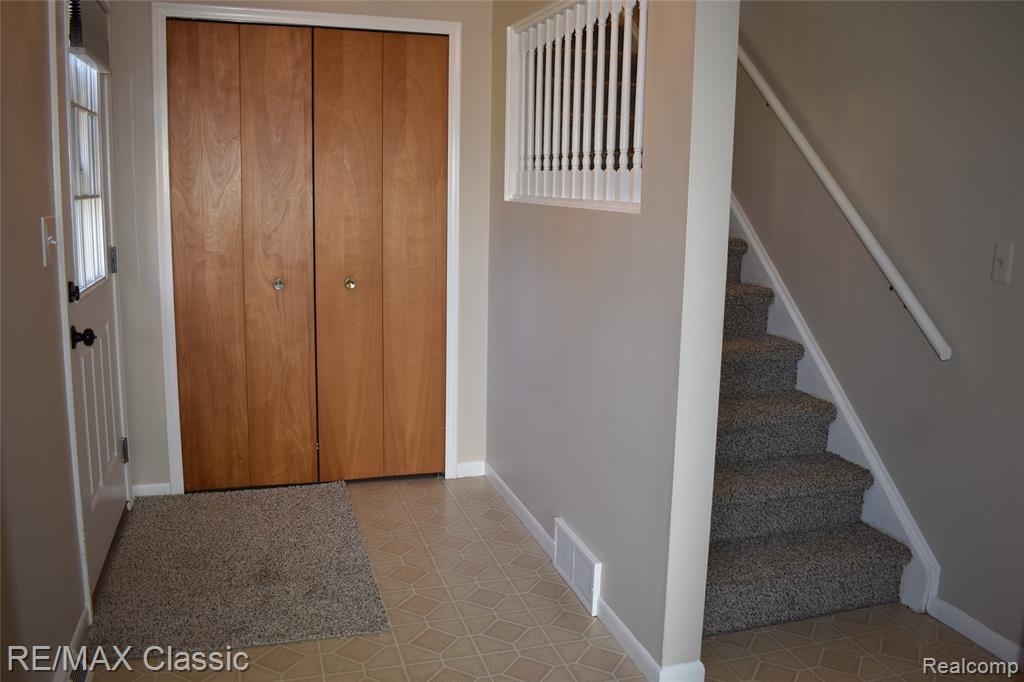 1977 Meadow Ridge Drive Walled Lake, MI 48390 - Photo 22 of 53