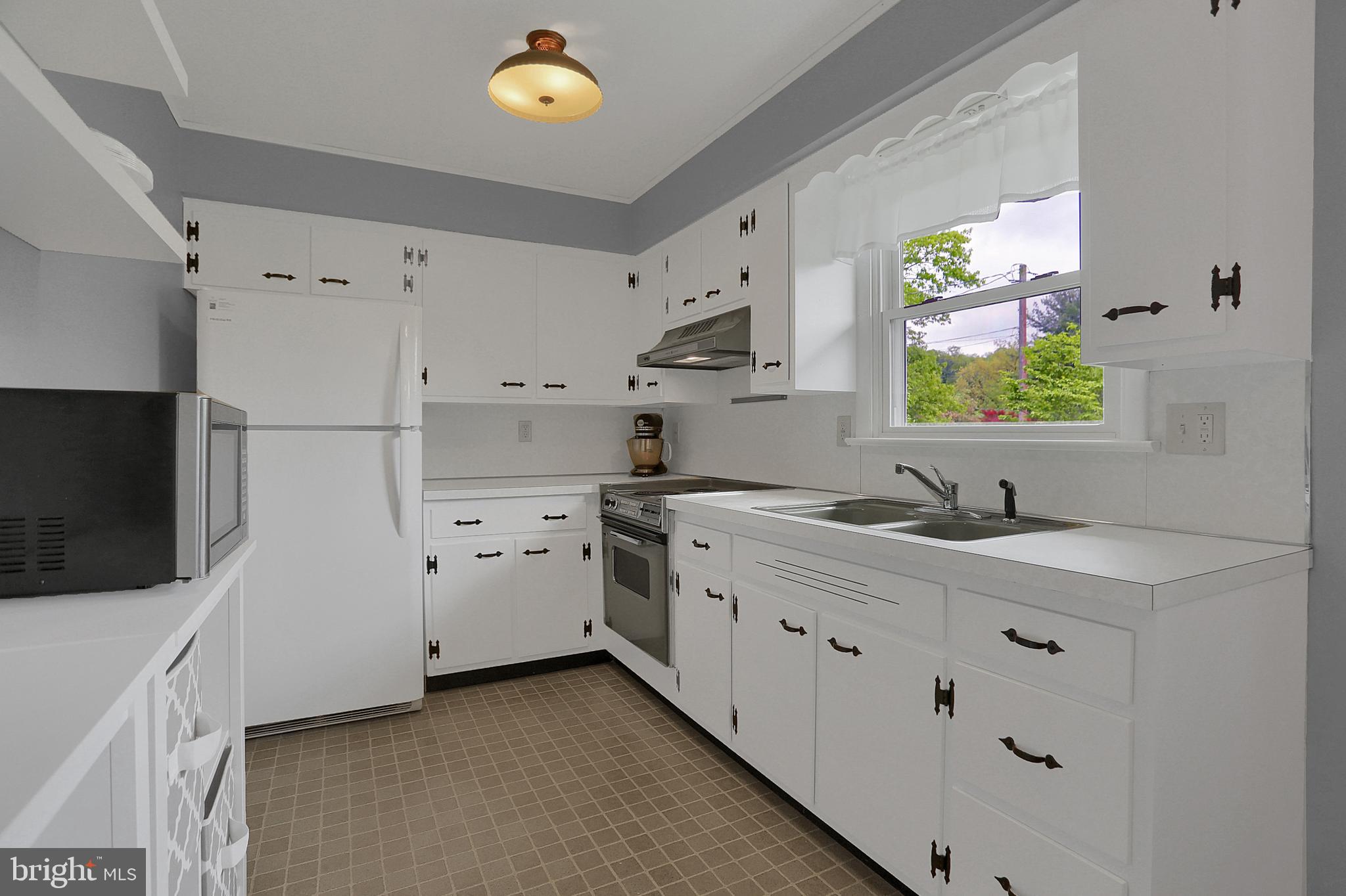 2345 Beacon Hill Road Lancaster, PA 17601 - Photo 3 of 18 Kitchen