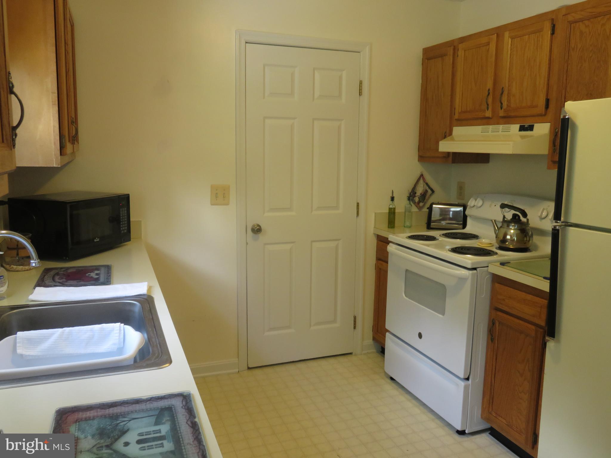 6907 Quail Run Hurlock, MD 21643 - Photo 9 of 30 Galley kitchen