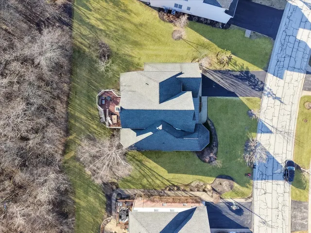 a view of a house with yard