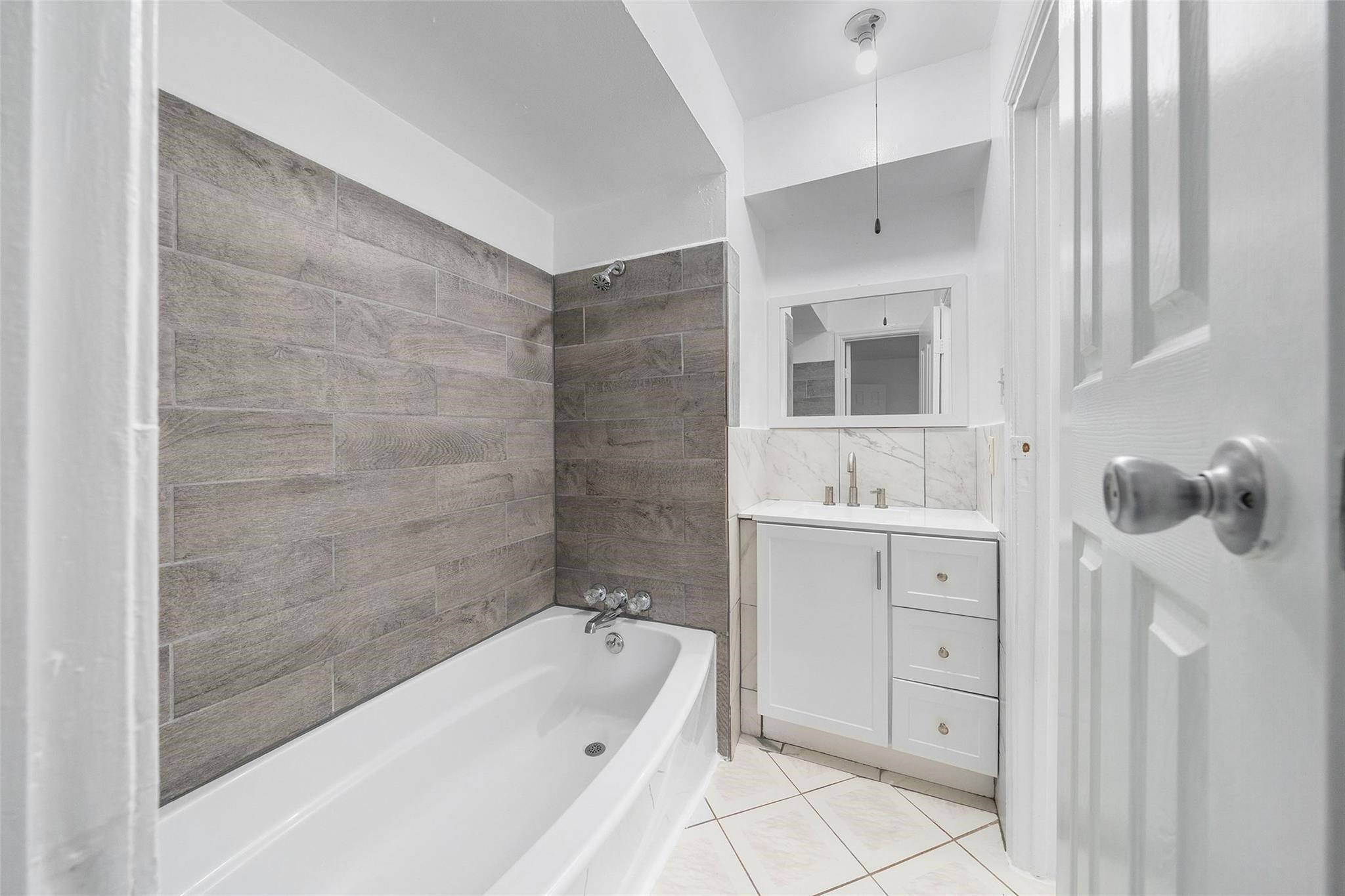 9436 Neuens Road, Unit 9436 Houston, TX 77080 - Photo 10 of 17 access to bathroom from primary bedroom