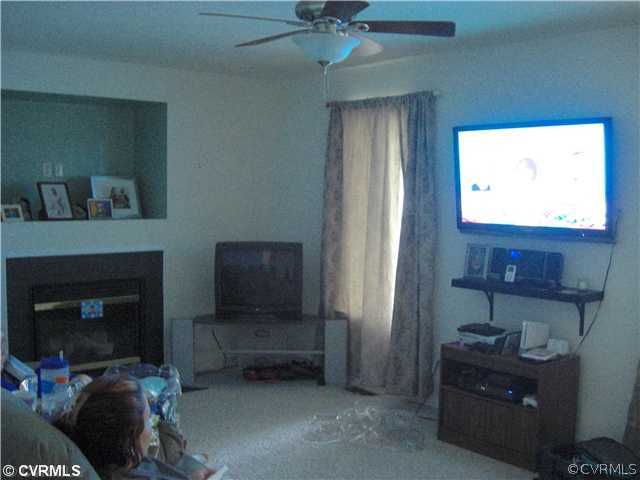 888 Commins Road Aylett, VA 23009 - Photo 6 of 10 Living Room