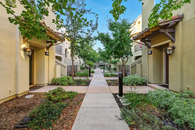 a view of a pathway with a pathway