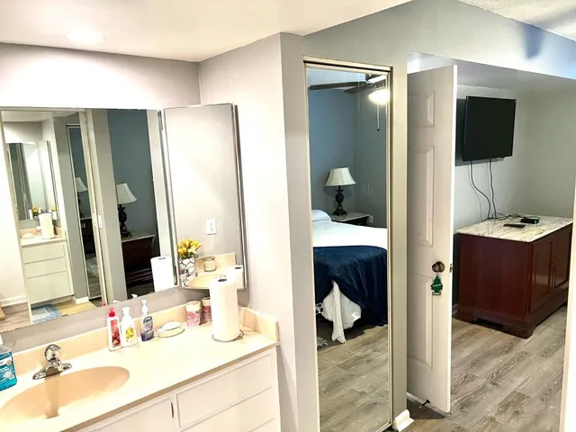 a en suite bathroom with a double vanity sink and mirror