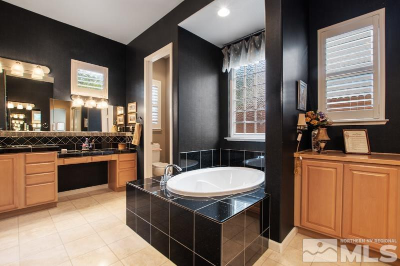 9900 Bridgeview Court Reno, NV 89521 - Photo 21 of 31 a bathroom with a sink and a bathtub