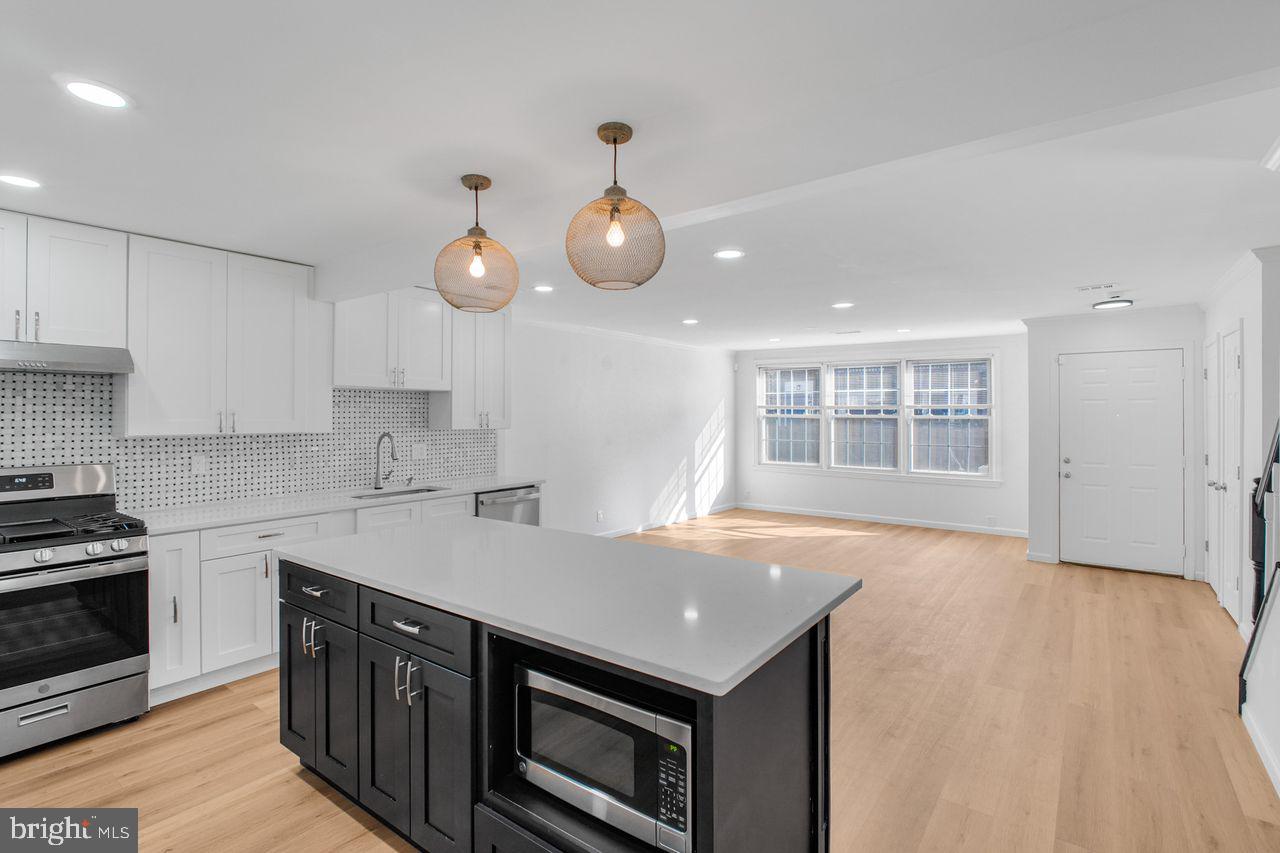 4047 Chetham Way Woodbridge, VA 22192 - Photo 11 of 55 a kitchen with a stove and a refrigerator