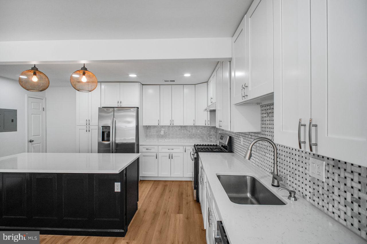 4047 Chetham Way Woodbridge, VA 22192 - Photo 15 of 55 a kitchen with stainless steel appliances kitchen island granite countertop a sink and a refrigerator