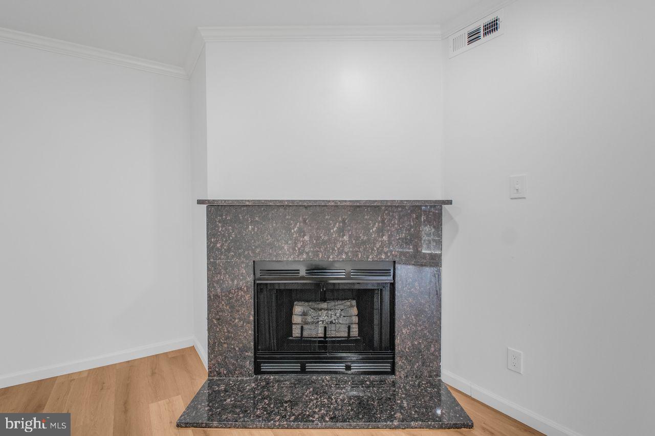 4047 Chetham Way Woodbridge, VA 22192 - Photo 21 of 55 a room with a fireplace