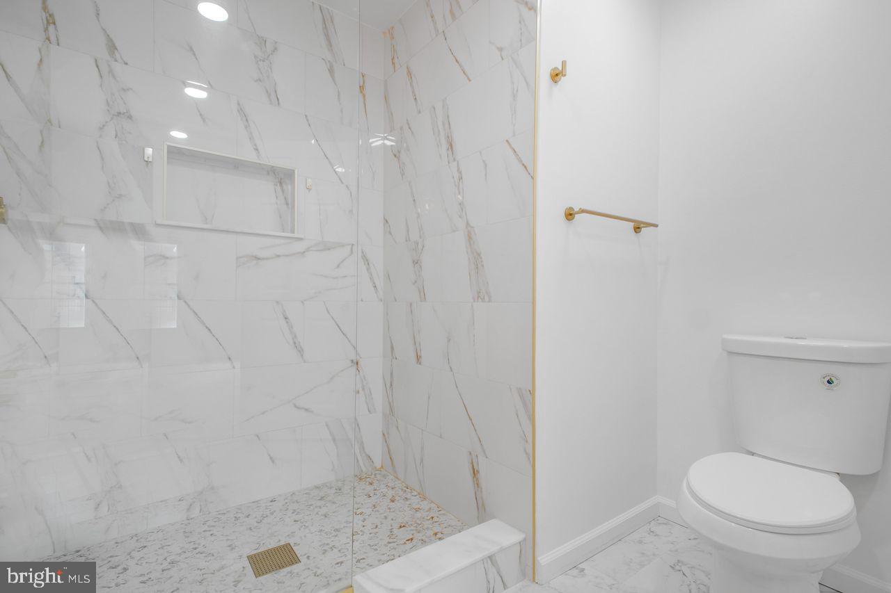 4047 Chetham Way Woodbridge, VA 22192 - Photo 38 of 55 a bathroom with a shower and a toilet