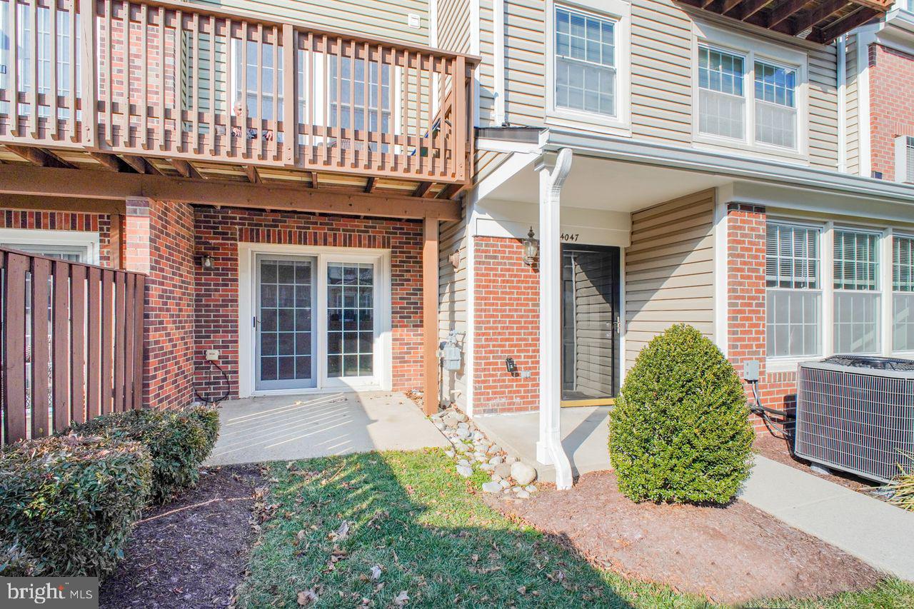 4047 Chetham Way Woodbridge, VA 22192 - Photo 6 of 55 front view of a house