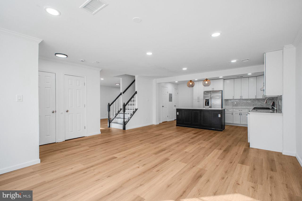 4047 Chetham Way Woodbridge, VA 22192 - Photo 10 of 55 a view of kitchen with wooden floor and electronic appliances