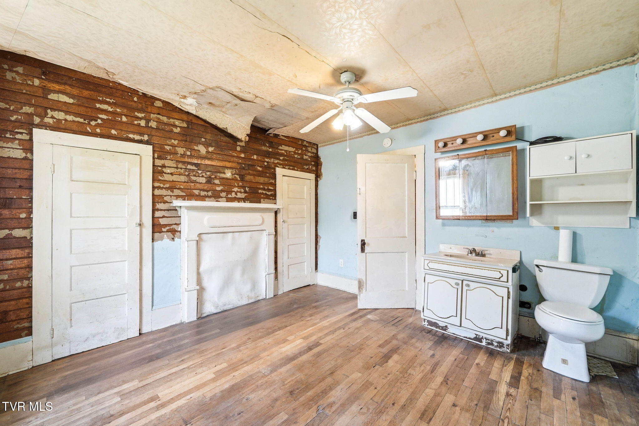 220 North Reece Avenue Mountain City, TN 37683 - Photo 12 of 44 main house br2 fireplace