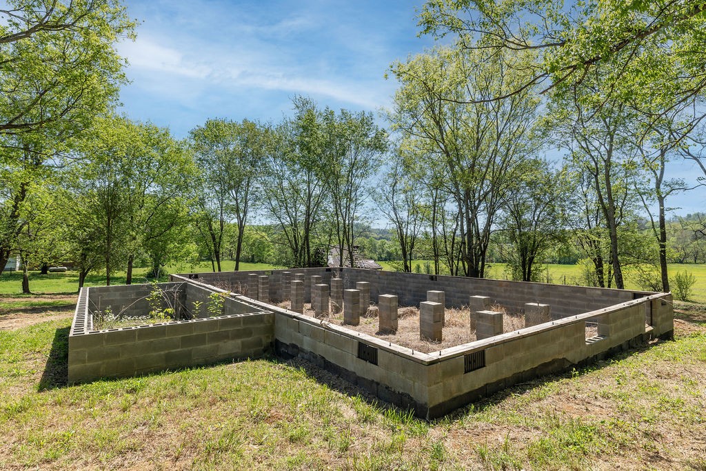 3938 Ostella Road Cornersville, TN 37047 - Photo 4 of 17 a view of a swimming pool with a yard