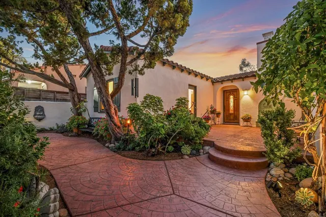 a view of a back yard of the house