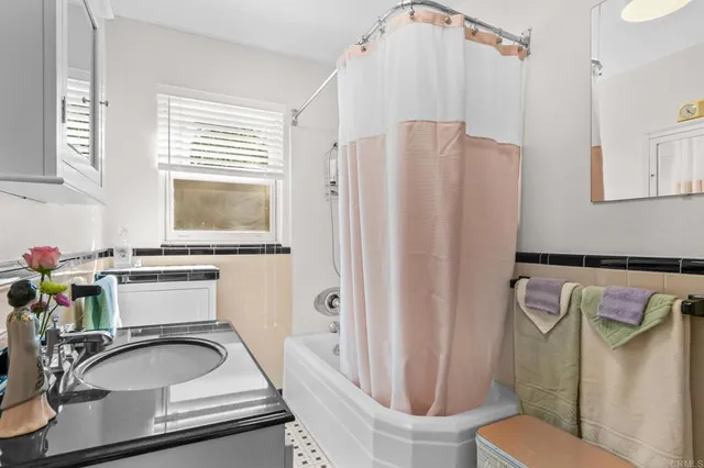 a view of a houses with a yard